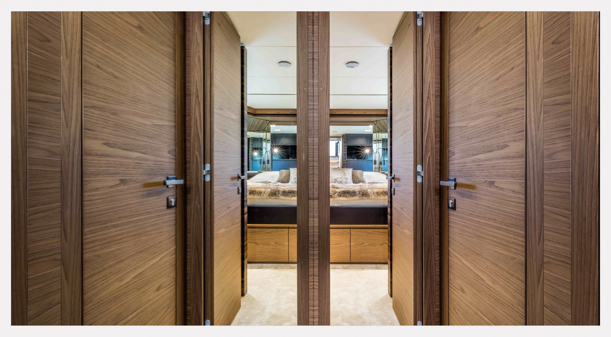 ALPI wood surfaces enhance the interiors of Ferretti Yachts 670